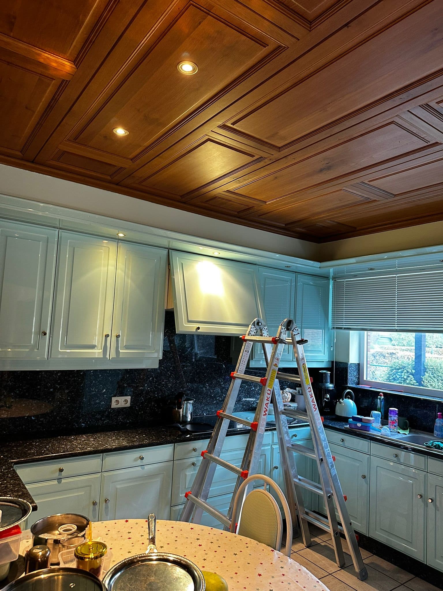 Inbouwspots geplaatst in een houten plafond